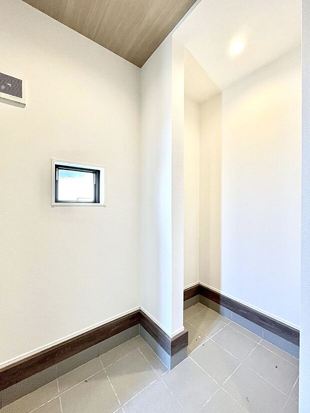 【収納】シューズインクローク付き！雨具やベビーカーも置けます。