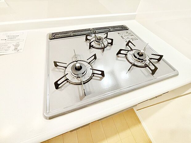 【Ｓｉセンサーコンロ】ガスコンロはＳｉセンサー搭載。火力調節や焦げ付き・消し忘れも防いでくれます。