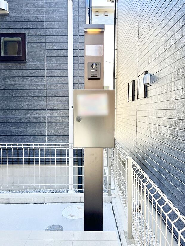 【その他現地】表札・インターホン・ポストをひとつに集約。エントランスになじむシンプルデザイン。