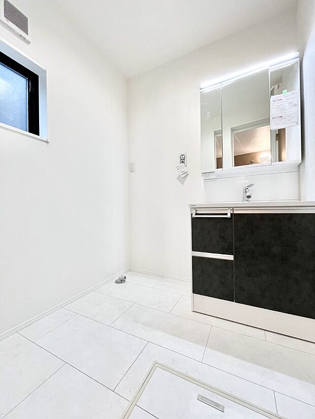【脱衣場】清潔感のある快適空間です。毎日の身支度も気持ち良くお使い頂けます。 