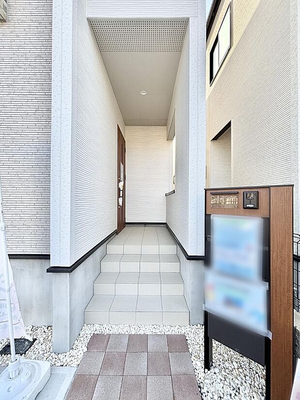 【玄関】玄関前は雨が降っても濡れにくい屋根付き
