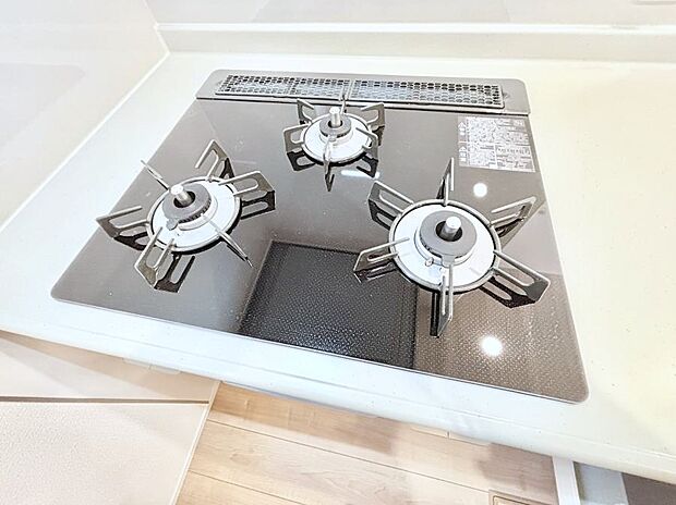 【Ｓｉセンサーコンロ】ガスコンロはＳｉセンサー搭載。火力調節や焦げ付き・消し忘れも防いでくれます。