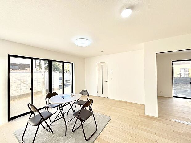 【ダイニング】家族の笑顔が自然と生まれてくる、そんな雰囲気のダイニングに仕上がっています。