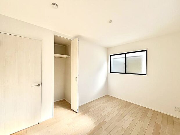 【寝室】収納が充実しているので居住スペースを広々使えます  