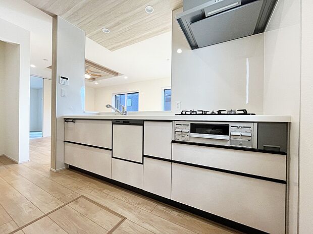 【ダイニングキッチン】リビングで遊ぶお子様を見守りながらお料理ができる対面キッチン。  