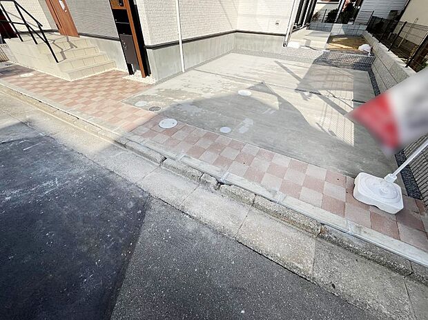 【駐車場】駐車2台可能！急なお客様の駐車に。また、ご家族の自転車スペースとしても大活躍。