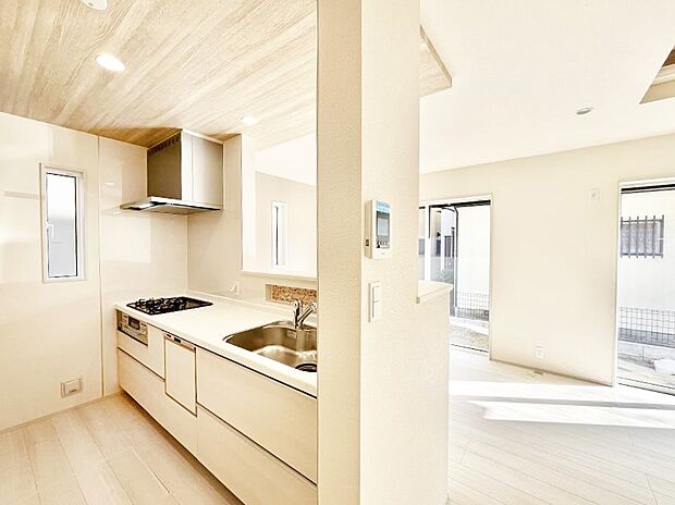 【ダイニングキッチン】料理をしながらでもご家族との会話を楽しめる対面キッチン