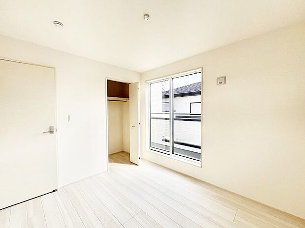 【寝室】明るいバルコニーサイドに洋室を設置。目覚めの良い寝室に。 