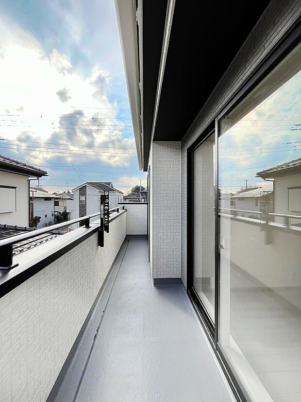 【バルコニー】暖かな陽光が降り注ぐバルコニーはお洗濯におすすめ。爽やかな風も心地よいです。 