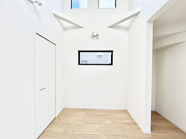 【その他内観】吹き抜けがリビングに開放感をもたらしてくれます