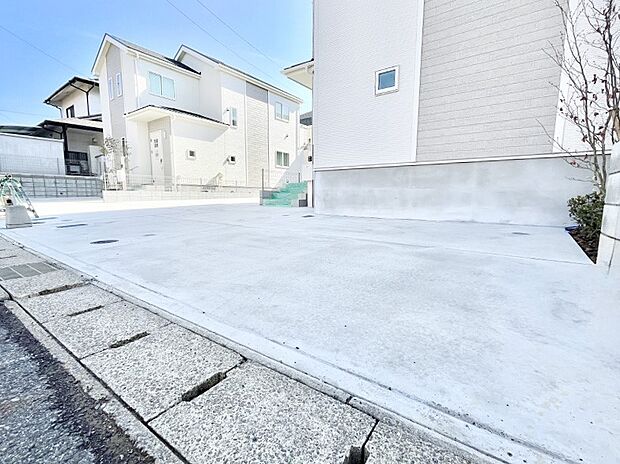 【駐車場】駐車2台可能！急なお客様の駐車に。また、ご家族の自転車スペースとしても大活躍。