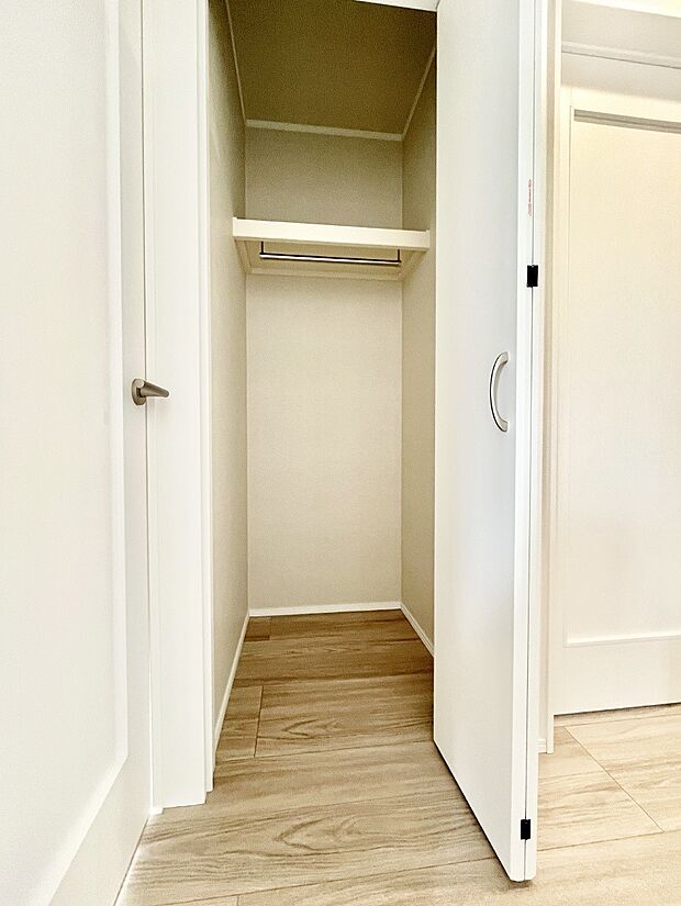 【廊下収納】廊下収納。掃除道具や季節の小物を収納することができます。