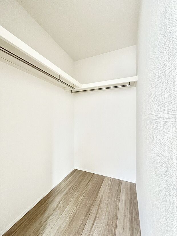 【ウォークインクローゼット】季節品や趣味の品などたっぷり収納出来るウォークインクローゼット付きです。