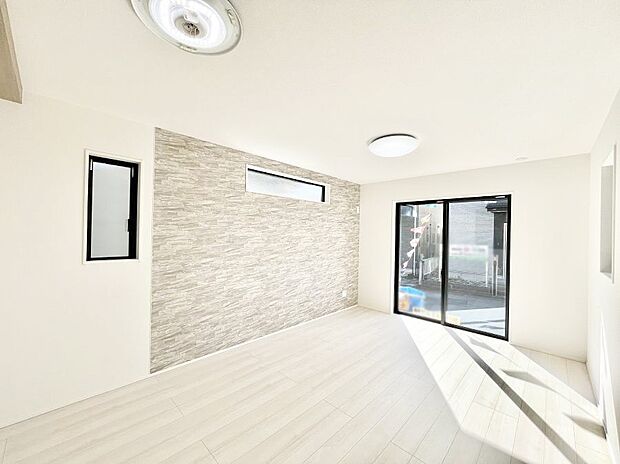 【リビングダイニング】大きな窓からたっぷりの陽光と風を感じられるリビング