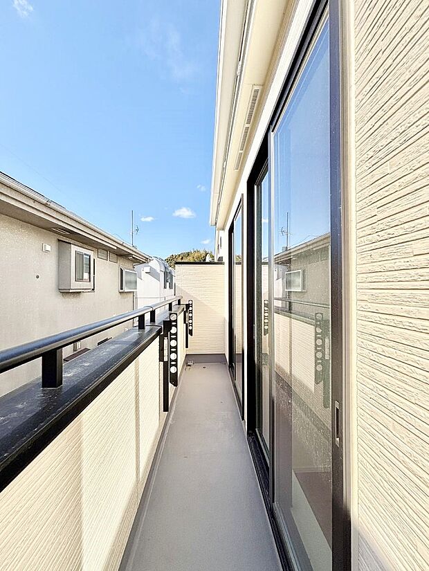 【バルコニー】気持ちよい陽光と風を感じられます