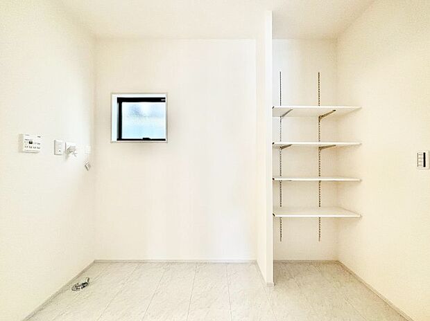 【洗面台・洗面所】白を基調とした清潔感のあるランドリースペース！