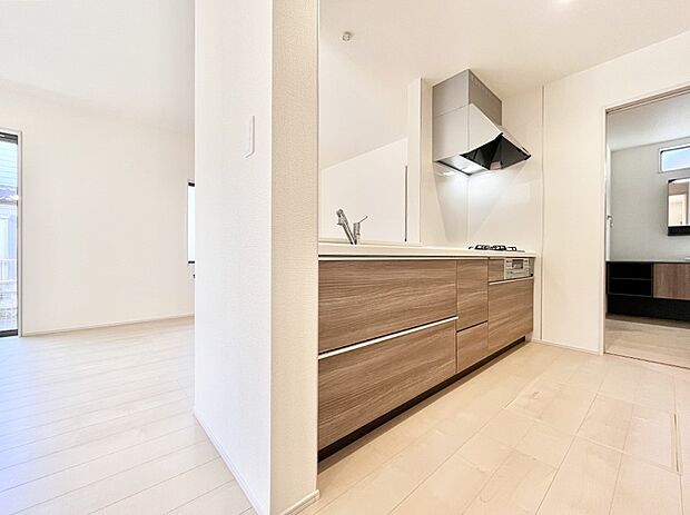 【ダイニングキッチン】料理をしながらご家族との会話を楽しめる対面カウンターキッチン