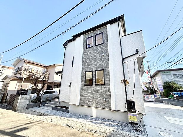 【現地外観写真】たっぷりの陽光と心地よい風が舞い込む住まい