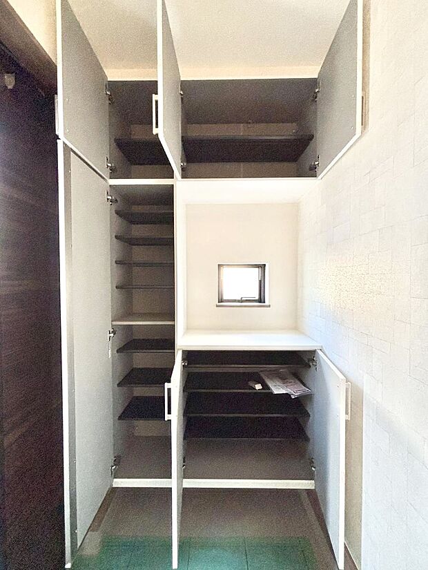 【シューズボックス】たっぷり収納できるシューズボックスで家族全員の靴も、玄関すっきり。  