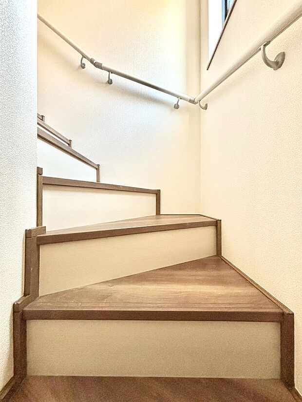 【その他内観】階段は手すり付きなので小さなお子さまやご高齢の方も安心です  