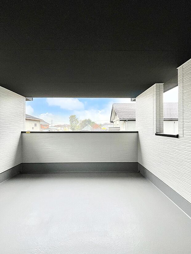 【バルコニー】急な雨も安心！奥行たっぷりな南向きの広々バルコニー！