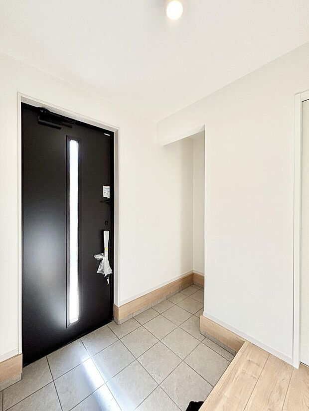 【玄関】ガラススリットの入った玄関ドアが室内に光を届けてくれます