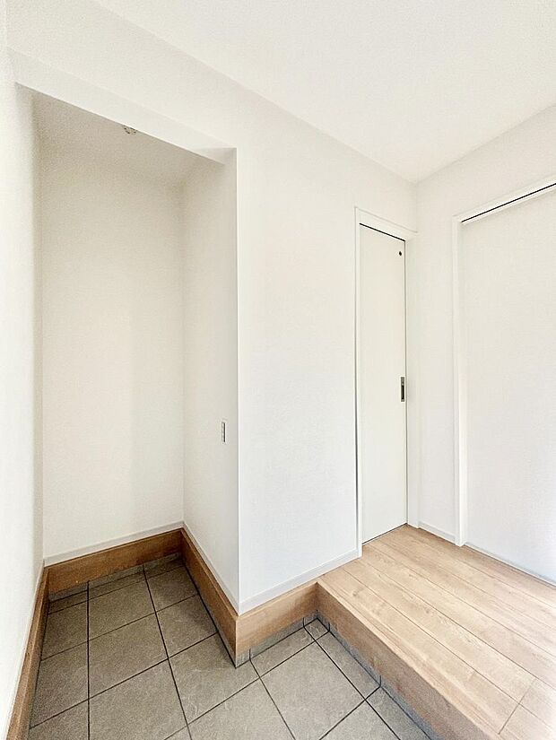 【収納】大きなものも片付く土間収納付きで、いつでも玄関はスッキリ　