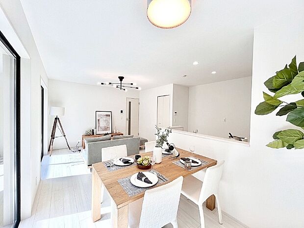 【リビングダイニング】明るい陽光が注ぎ、寛ぎの雰囲気に満たされるリビングダイニング 