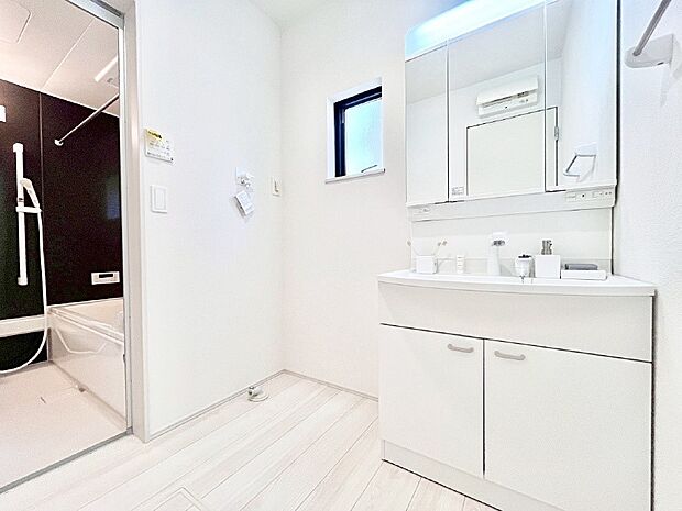 【脱衣場】洗面所はゆとりのあるスペースで、身支度や入浴後のスキンケアも心に余裕をもってできそうです。  