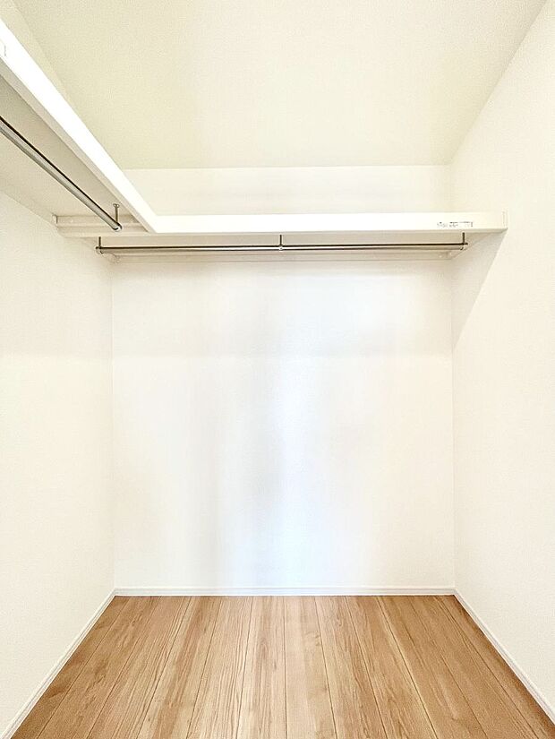 【ウォークインクローゼット】ウォークインクローゼット付きで生活空間を広く利用できます。