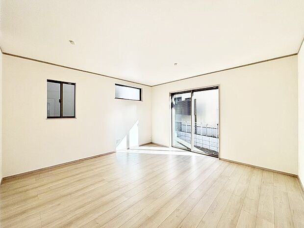 【リビングダイニング】大きな窓からたっぷりの陽光と風を感じられるリビング