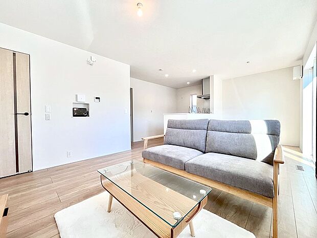 【ダイニング】家族の笑顔が自然と生まれてくる、そんな雰囲気のダイニングに仕上がっています。