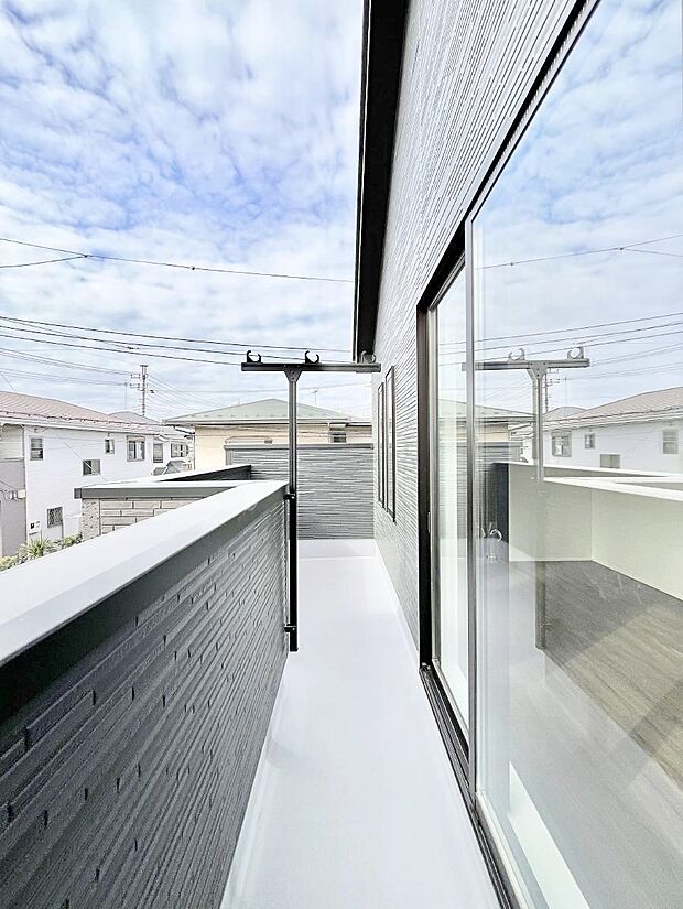 【バルコニー】暖かな陽光が降り注ぐバルコニーはお洗濯におすすめ。爽やかな風も心地よいです。 