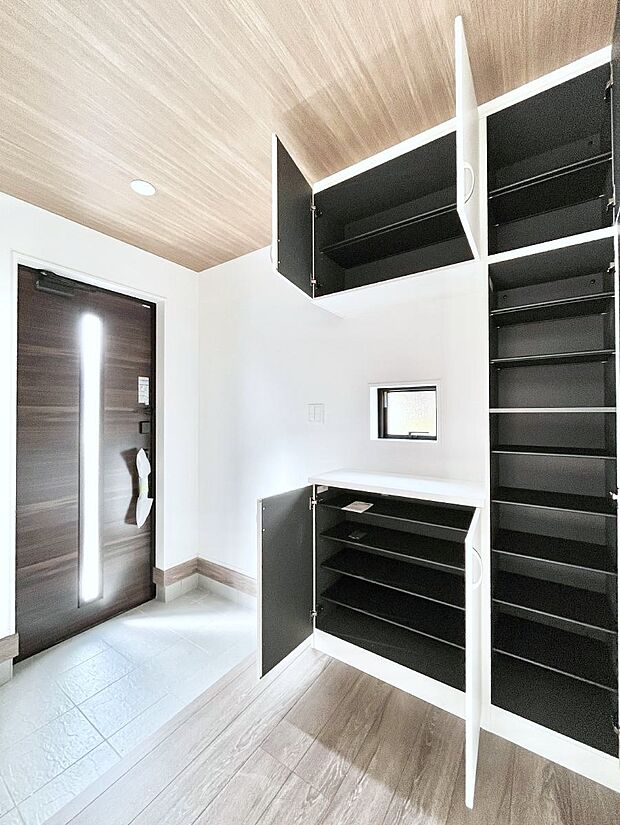 【シューズボックス】たっぷり収納できるシューズボックスで家族全員の靴も、玄関すっきり。