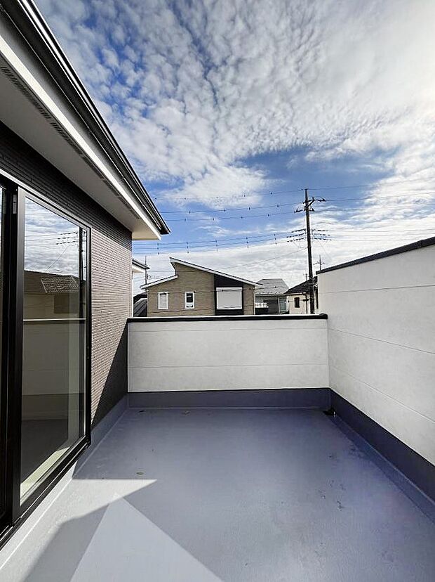 【バルコニー】広々バルコニーでお洗濯物が気持ちよく乾きます。