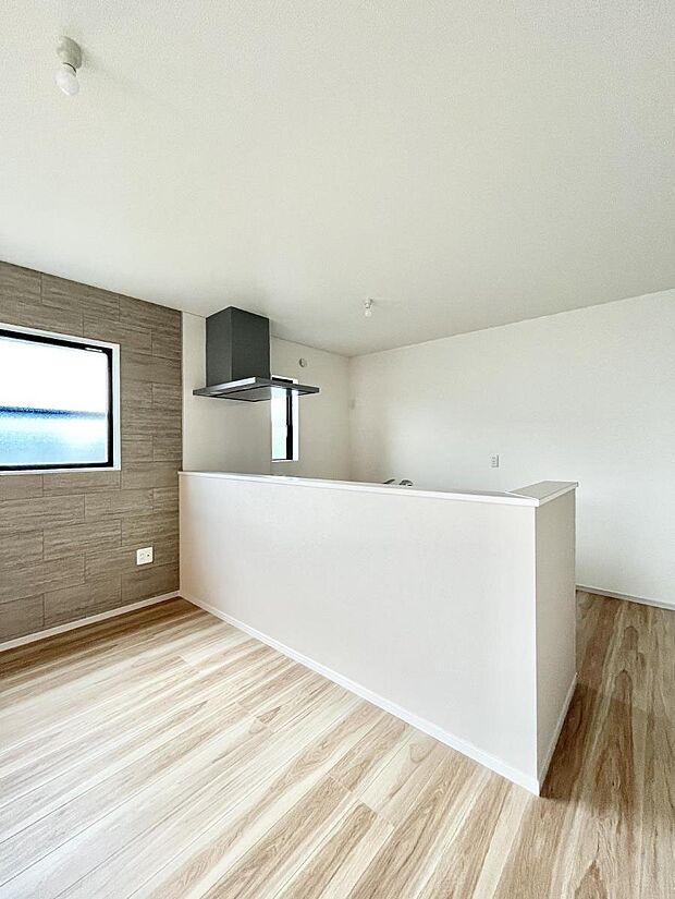 【ダイニングキッチン】料理をしながらでもご家族との会話を楽しめる対面キッチン