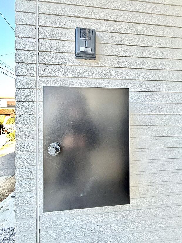 【その他現地】シンプルデザインのポスト。 