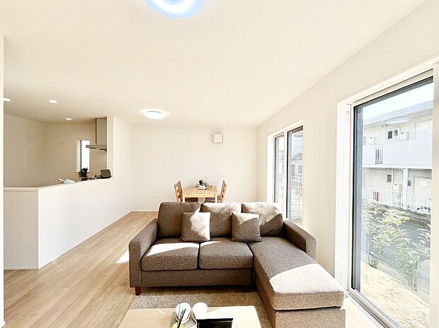 【リビングダイニング】明るい陽光が注ぎ、寛ぎの雰囲気に満たされるリビング・ダイニング。 　