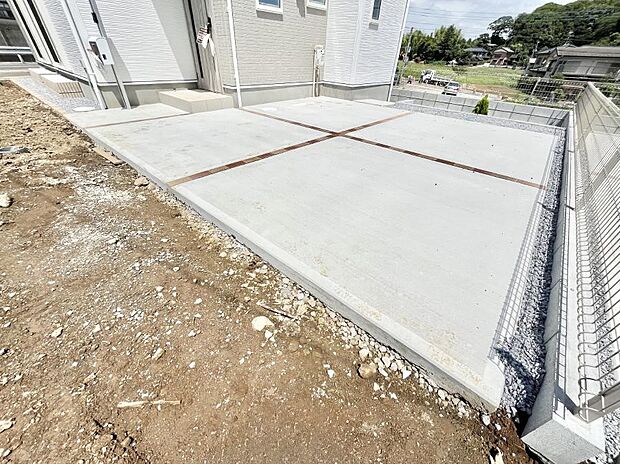 【駐車場】駐車2台可能！急なお客様の駐車に。また、ご家族の自転車スペースとしても大活躍。