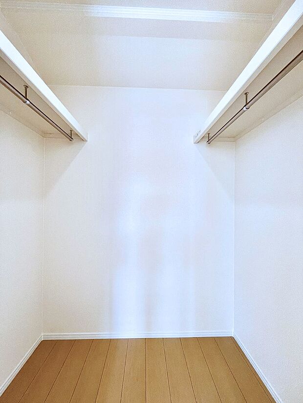 【三面鏡裏収納】三面鏡の裏に、化粧品や衛生用品などを収納可能。洗面台をすっきりと保ちます！