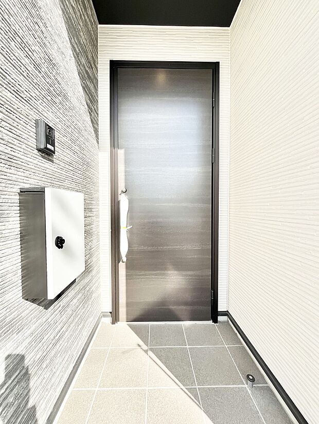 【玄関】玄関前は雨が降っても濡れにくい屋根付き