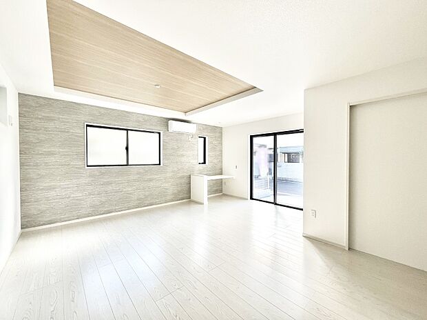 【リビングダイニング】大きな窓からたっぷりの陽光と風を感じられるリビング