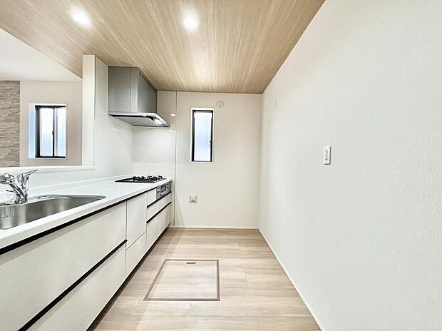 【ダイニングキッチン】ポップアップ天井が素敵なキッチン！窓があるので採光もとれ換気にも役立ちます。