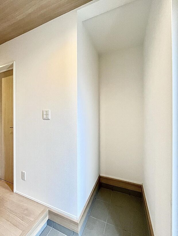 【収納】シューズインクローク付き！雨具やベビーカーも置けます。