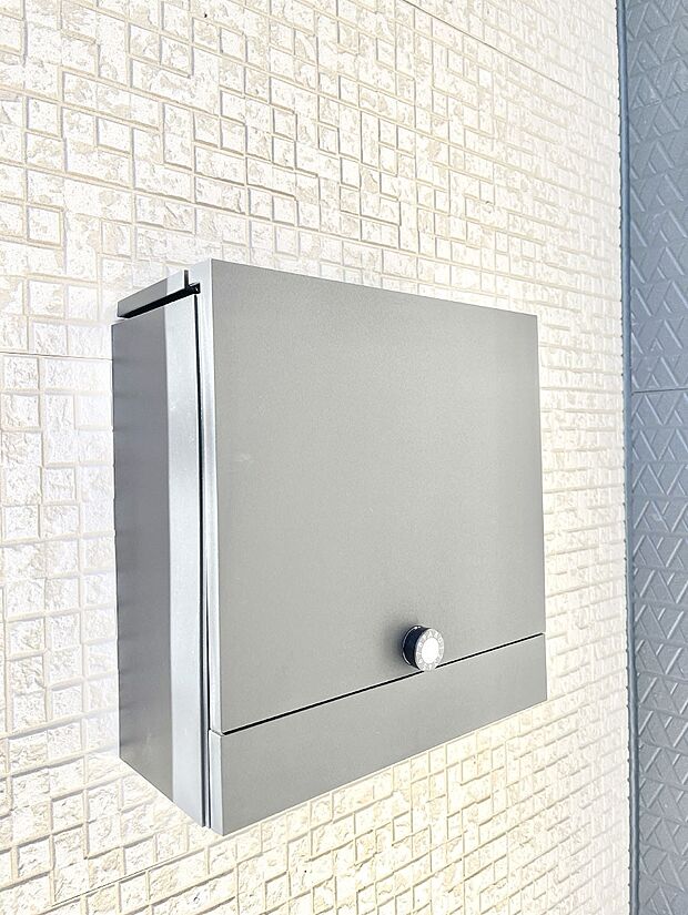 【その他現地】シンプルデザインのポスト。