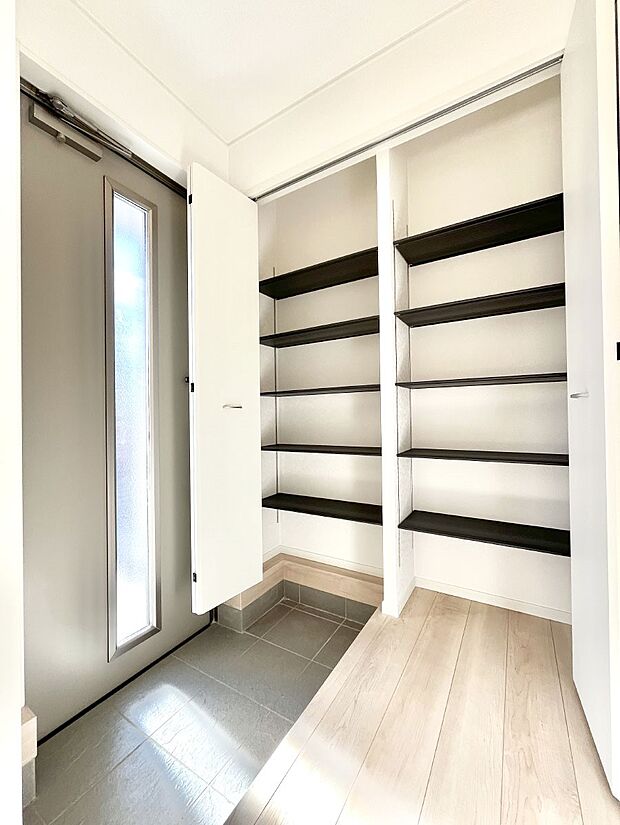 【シューズボックス】たっぷり収納できるシューズボックスで家族全員の靴も、玄関すっきり。