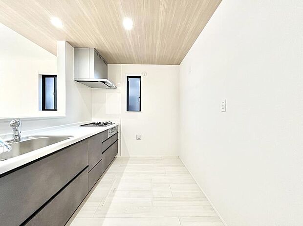 【キッチン】ゆとりあるキッチンではご家族と楽しくお料理ができます。