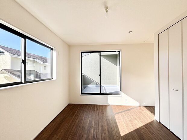 【寝室】明るいバルコニーサイドに洋室を設置。目覚めの良い寝室に。　