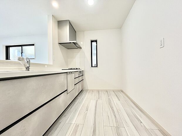 【ダイニングキッチン】爽やかな風が通り抜けるキッチン。窓があるので明るく換気にも役立ちます。