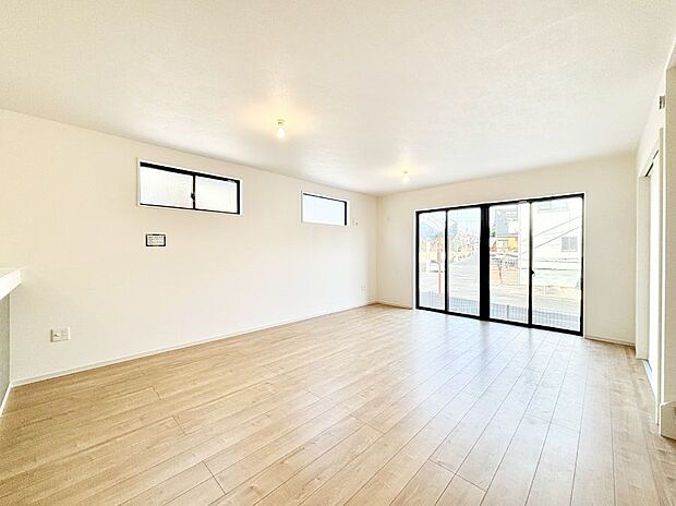 【リビングダイニング】大きな窓からたっぷりの陽光と風を感じられるリビング